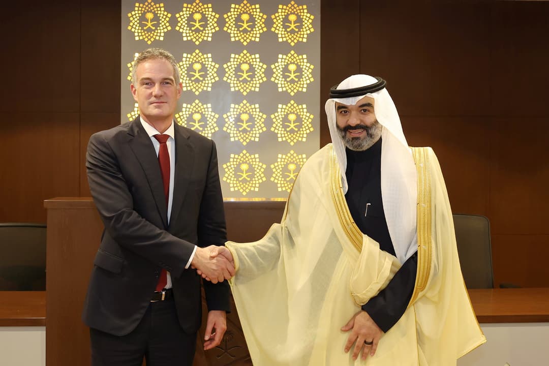 Saudi Communications Minister Discusses Expanding AI Partnership with UK Secretary of State for Science | Ministry of Communications and Information Technology
